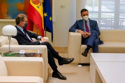 El presidente de gobierno Pedro Sánchez, durante la reunión de este jueves con el nuevo líder de la oposición, Alberto Núñez Feijóo, en La Moncloa.