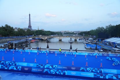 Vista general del río Sena, donde debía haberse celebrado la prueba del triatlón masculino este martes.