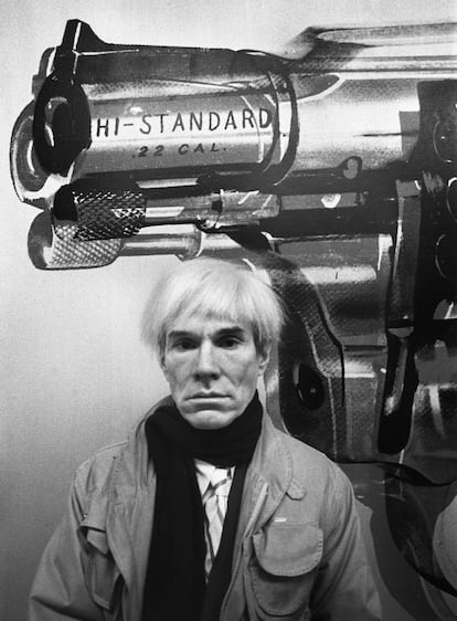 Andy Warhol visitó España en 1983. En una galería madrileña, el artista, icono del 'pop art', posó delante de una de sus obras.