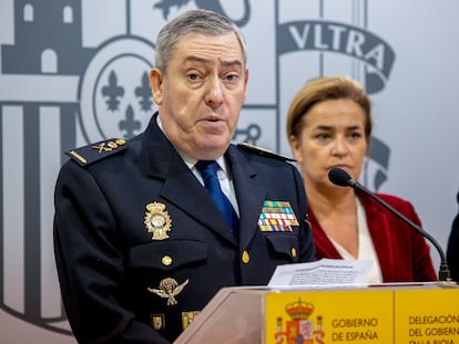 El jefe superior de Policía Nacional en La Rioja Manuel Laguna, acompañado por la delegada del Gobierno en esta comunidad, Beatriz Arraiz.