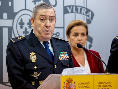 El jefe superior de Policía Nacional en La Rioja Manuel Laguna, acompañado por la delegada del Gobierno en esta comunidad, Beatriz Arraiz.