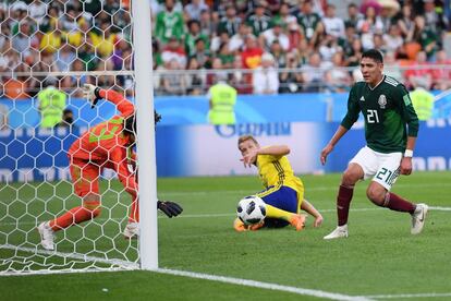 El gol en propia del mexicano Edson Álvarez.