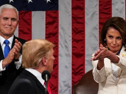 Donald Trump, na noite desta terça no Capitólio, entre o vice-presidente Mike Pence e a presidenta da Câmara de Representantes, Nancy Pelosi