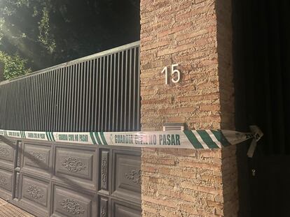 Puerta de la vivienda en la que este domingo 9 de septiembre fue hallado el cuerpo de una mujer en Villalbilla.