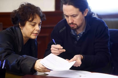 El secretario general de Podemos, Pablo Iglesias, ha declarado al recoger su credencial como diputado del Congreso que "dentro de cuatro años vamos a dar mochilas en lugar de carteras".