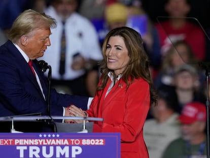 Donald Trump y Zoraida Buxo, senadora en la sombra por Puerto Rico, en un mitin de campaña en Allentown, Pensilvania, el 29 de octubre.