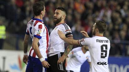Mustafi trata de evitar que Mandzukic y Otamendi se encaren en el Calderón.