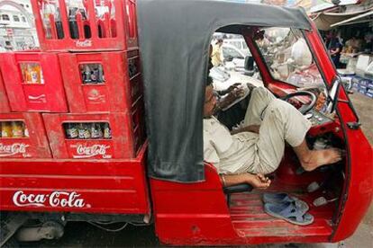 Un repartidor de Coca-Cola, en la ciudad de Amristar.