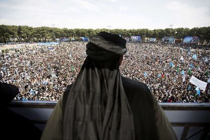 Un hombre afgano vigila a la multitud concentrada en un estadio de Herat, durante un acto de la campa?a electoral del candidato Abdullah Abdullah.