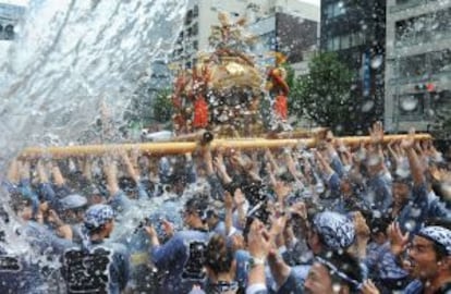 Desfile de un 'mikoshi' (santuario portátil) en el Fukagawa Hachiman Festival de Tokio.