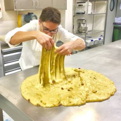 Oriol Balaguer preparando masa para roscón de Reyes.