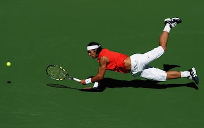 Rafael Nadal juega ante el checo Jan Hernych en el torneo de Indian Wells (California), el 12 de marzo de 2006. 