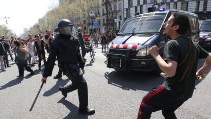 Mossos and demonstrators face off in Barcelona on the day of the general strike in March.