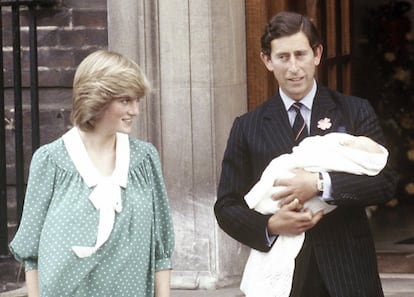 22 de junio de 1982. Los Príncipes de Gales muestran a la prensa a su primer hijo, el príncipe Guillermo tras su nacimiento en el Hospital St Mary. 