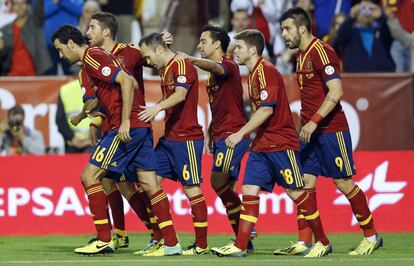 Los jugadores de la selección celebran el 1 a 0.