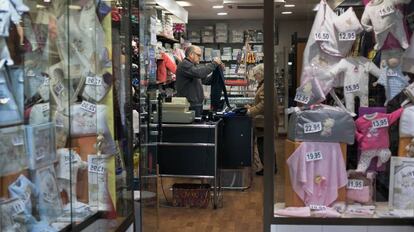 Un dependiente en una tienda de ropa en Barcelona.