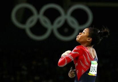 Gabrielle Douglas compitiendo durante los juegos de R&iacute;o.