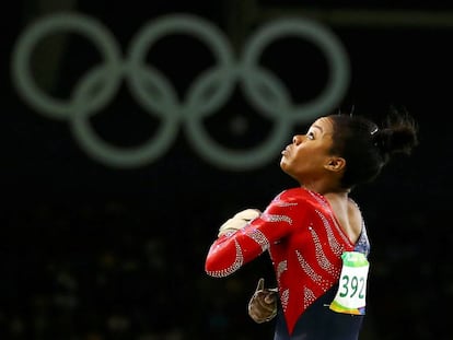 Gabrielle Douglas compitiendo durante los juegos de R&iacute;o.