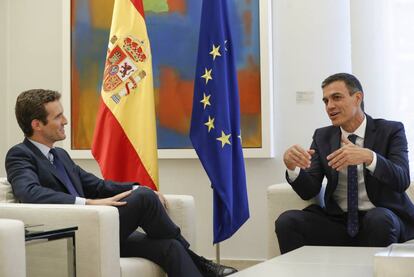 Pedro Sanchez (r) and Pablo Casado at their meeting on Thursday.