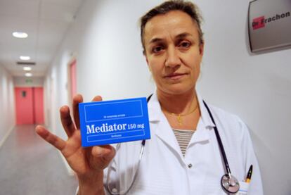 La doctora Irène Franchon, con una caja del fármaco para luchar contra la diabetes.