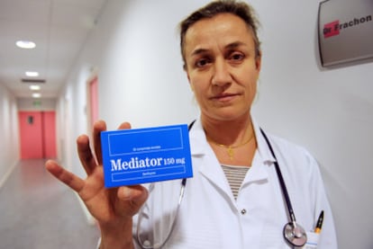 La doctora Irène Franchon, con una caja del fármaco para luchar contra la diabetes.