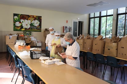 Trabajadores de un comedor social en Madrid, el 8 de mayo.