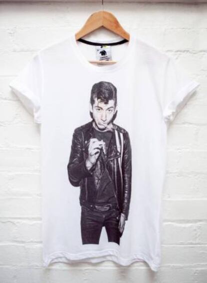 Merchandising realizado sin permiso de Van Stokkum con su foto de Alex Turner.