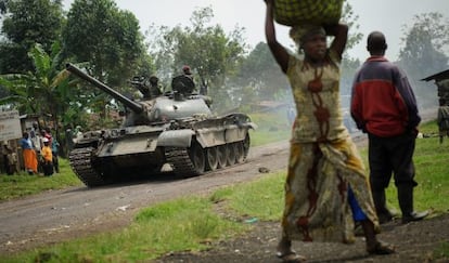 Un tanque del Ej&eacute;rcito congole&ntilde;o atraviesa el pueblo de Rugari, en la zona de enfrentamiento con los rebeldes, el 26 de julio de 2012.