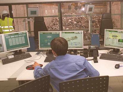 Un operario trabaja en las instalaciones de Zabalgarbi, en la última visita abierta a la prensa, hace casi tres años.