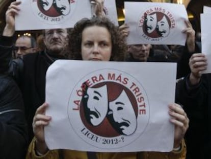 Trabajadores del Liceo ante su fachada del teatro el pasado enero protestando.