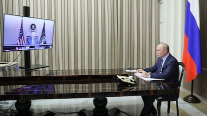Os presidentes da Rússia,Vladimir Putin, e dos Estados Unidos, Joe Biden, durante a cúpula online focada na tensão em torno da Ucrânia. A imagem foi feita em Sochi (Rússia).