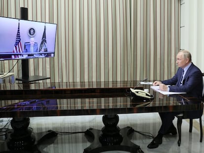 Los presidentes de Rusia, Vladímir Putin, y Estados Unidos, Joe Biden, durante su cumbre virtual centrada en la tensión en torno a Ucrania. La imagen está tomada en Sochi (Rusia).
