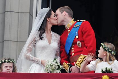 El príncipe Guillermo de Inglaterra y su mujer, Kate Middleton, duquesa de Cambridge, se besan en el balcón de Buckingham Palace tras la celebración de su boda en la abadía de Westminster, el 29 de abril de 2011.