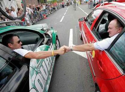 Armstrong, a la izquierda, saluda a Jean Francois Pescheux, director de carrera, antes del inicio de la etapa de ayer.