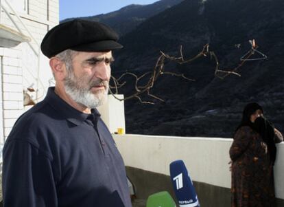 Rasul Magomedov, padre de Mariam Charipova, de 28 años, una de las dos terroristas que se explosionaron en Moscú, entrevistado en su casa de Balajani (Daguestán) el 6 de abril de 2010.