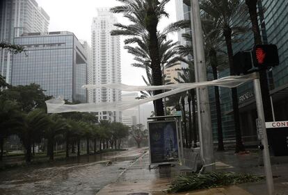 A avenida Brickell de Miami completamente vazia pela chegada do furacão.