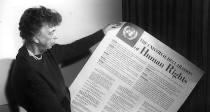 Eleanor Roosevelt sostiene un cartel con la Declaración Universal de los Derechos Humanos.