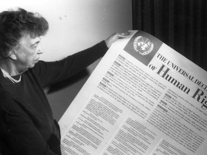  Eleanor Roosevelt sostiene un cartel con la Declaraci&oacute;n Universal de los Derechos Humanos. 