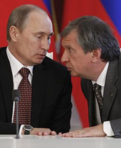 El presidente ruso, Vladímir Putin, junto al presidente de la petrolera Rosneft, Igor Sechin, en julio de 2013.