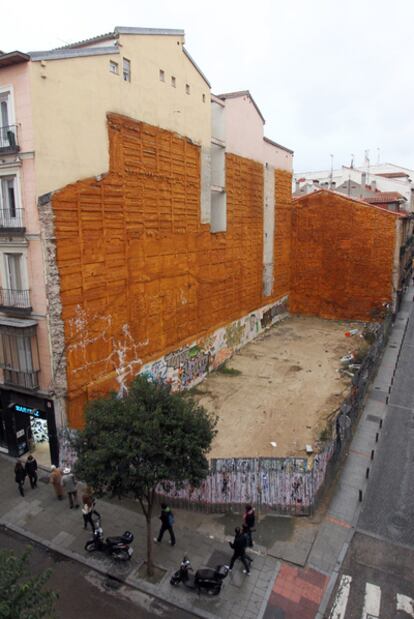 Esquinazo de Fuencarral con Santa Bárbara, vacío desde hace años y recién vendido.