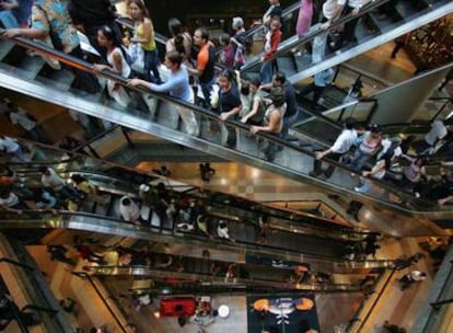 El español ha cambiado el centro comercial y el  restaurante por la comida en  casa y   la fiambrera en el trabajo.