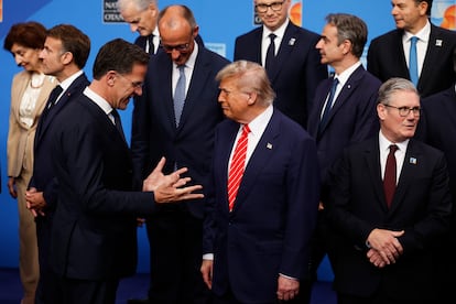 El presidente Donald Trump habla con el secretario general de la OTAN, Mark Rutte antes de la foto de familia de los jefes de Estado y de gobierno de la OTAN en la cumbre en La Haya.