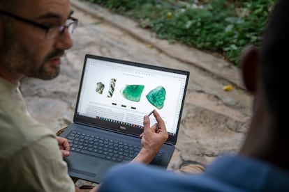 El arqueólogo español Jorge de Torres muestra a un experto local una de las piezas encontradas durante los primeros días de prospección. Se trata de un pedazo de brazalete de vidrio, probablemente originario de Yemen y que llegó a la zona gracias a las rutas comerciales del Mar Rojo.