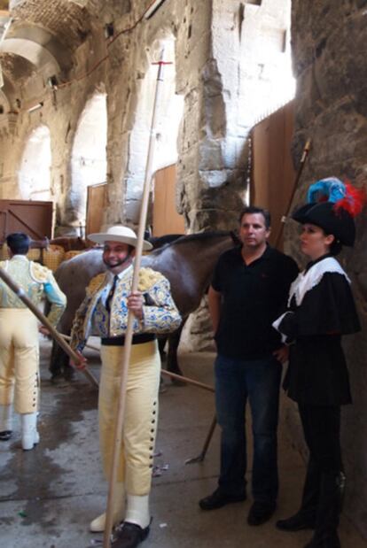 El picador espera su turno entre los arcos del Teatro Romano convertido en coso taurino.