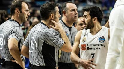 Campazzo, junto a los árbitros de la final de Copa