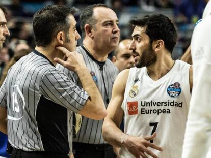 Campazzo, junto a los árbitros de la final de Copa