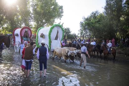 Paso de la Hermandad de Triana por el Vado del Quema.