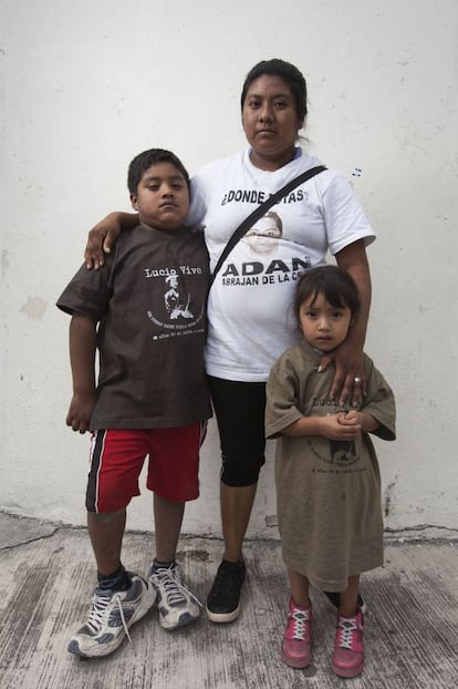 Erica de la Cruz Pascual, esposa del normalista Adan Abrajan de la Cruz, posa junto a sus hijos Jose Angel y Alison al final de la manifestación por la presentación con vida de los 43 normalistas desaparecidos en Iguala. Tixtla, Guerrero.