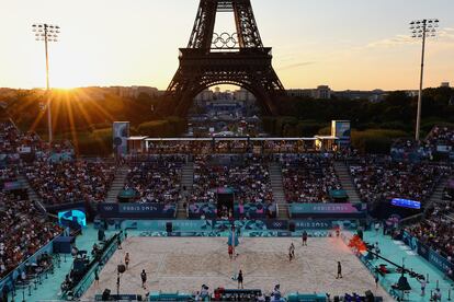 Uno de los encuentros de voleibol en la Torre Eiffel, este domingo.