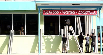 Diversos homes protegeixen un restaurant d'Islamorada (Florida).